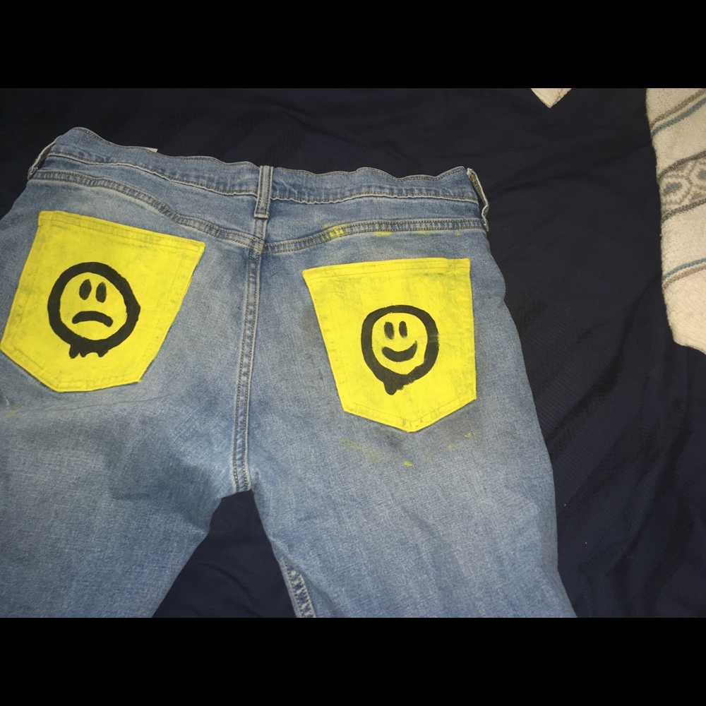 Blue jeans w/ yellow pockets